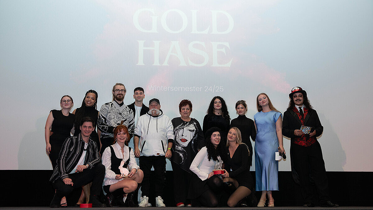 Das Team hinter der Dokumentation „Ren(n)tner“ nimmt auf der Bühne den Preis "Goldhase" entgegen