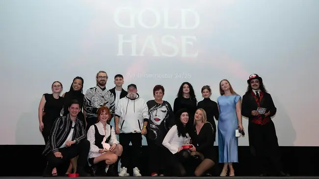 Das Team hinter der Dokumentation „Ren(n)tner“ nimmt auf der Bühne den Preis "Goldhase" entgegen