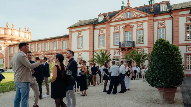 Personen stehen vor dem Schloss Biebrich