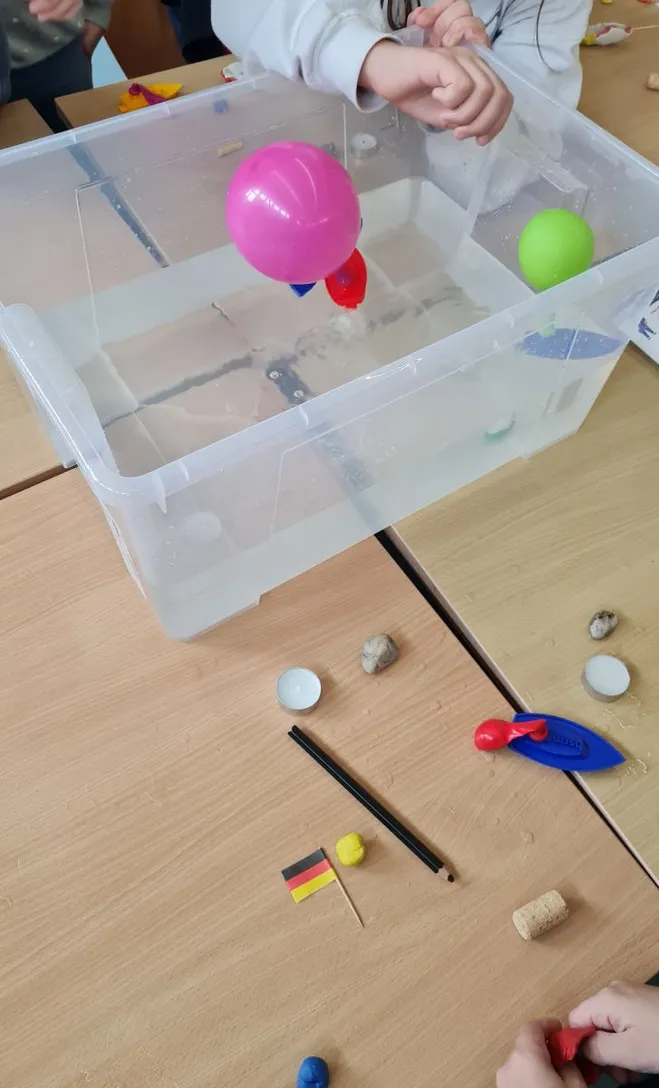 3D-gedruckte Boote flitzen mit Luftantrieb durchs Wasser.