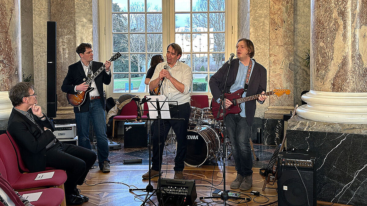 Die Band „Softwerk“ tritt während der Abschlussfeier der Informatik-Studiengänge im Schloss Biebrich auf.