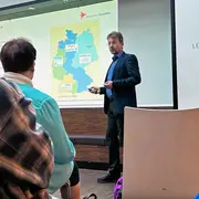 Prof. Dr. Heinz Werntges hält einen Vortrag in der Mauritius-Mediathek der Landeshauptstadt Wiesbaden