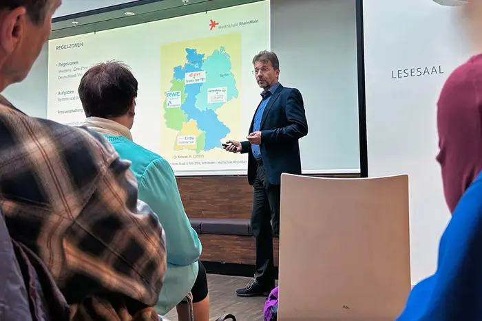 Prof. Dr. Heinz Werntges hält einen Vortrag in der Mauritius-Mediathek der Landeshauptstadt Wiesbaden