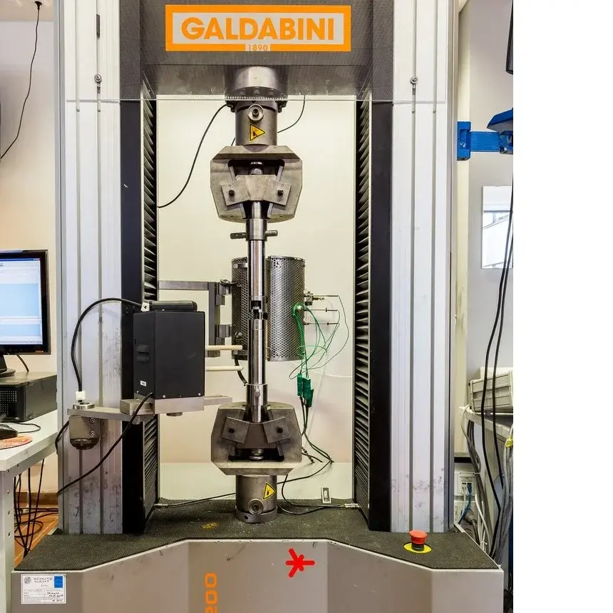 Universalprüfmaschine: Prüfkraft maximal +/-200 kN für Versuche bis maximal 950 °C