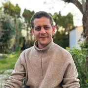 David Ailabouni sitzt in einem Garten