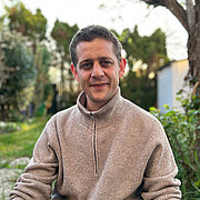 David Ailabouni sitzt in einem Garten