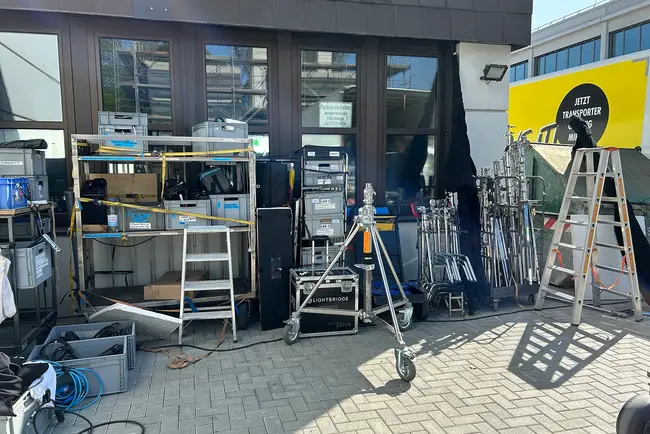 Eine Ansammlung von Film- und Beleuchtungsausrüstung steht vor einem Gebäude der Hochschule RheinMain.