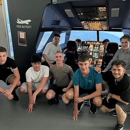 Gruppenfoto vor Flugsimulator