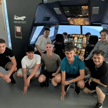 Gruppenfoto vor Flugsimulator