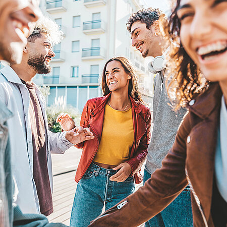 Global Hub - Titelbild Gruppe Studierender