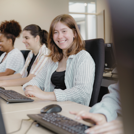 Eine Studierende am PC