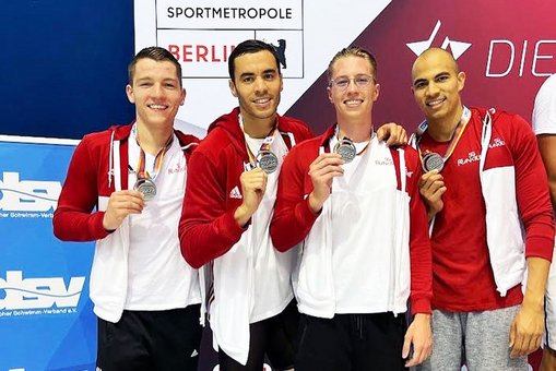 Die Deutschen Vizemeister der 4x-100m-Freistil-Staffel der SG Frankfurt: Tobias Düll, Oussama Sahnoune, Richard Braunberger (HSRM) und Sebastian Pierre-Louis