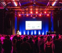 Hochschulpräsidentin Prof. Dr. Eva Waller begrüßt die Erstsemesterstudierenden im Schlachthof Wiesbaden.