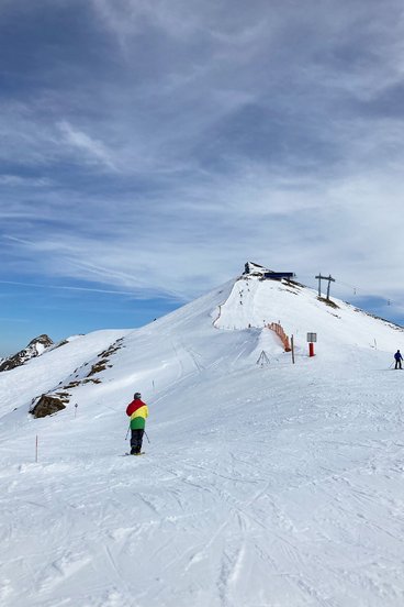 Skifahren in den Bergen Österreichs 