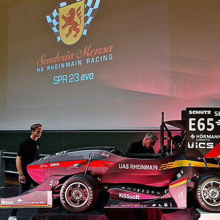 Roll-out des neuen Rennwagens der Scuderia Mensa Der rötliche Rennwagen SPR 23 evo wird enthüllt