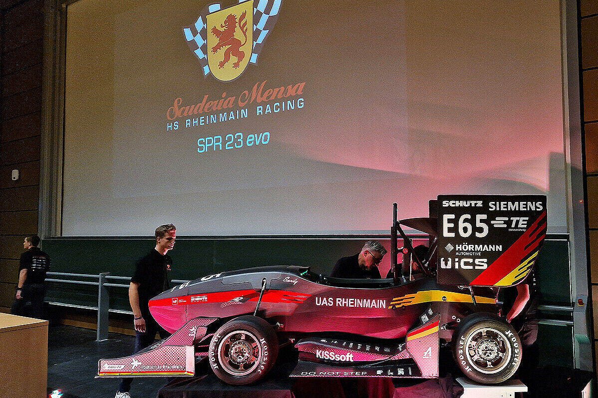 Der rötliche Rennwagen SPR 23 evo wird enthüllt