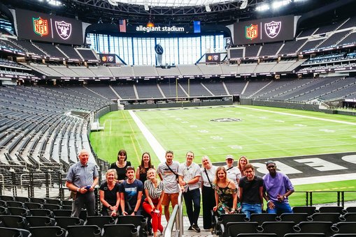 Die Teilnehmer:innen des Global Design & Media CoSpace-Projekts im Football Stadium der Las Vegas Raiders.