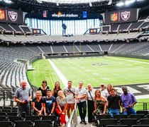 Die Teilnehmer:innen des Global Design & Media CoSpace-Projekts im Football Stadium der Las Vegas Raiders.