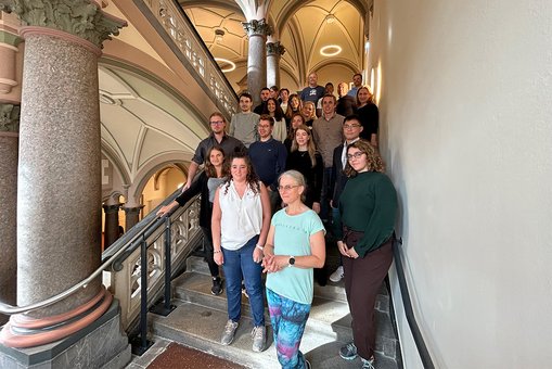 Gruppenfoto der Teilnehmer:innen des Innovation Camps im Treppenhaus des Alten Gerichts