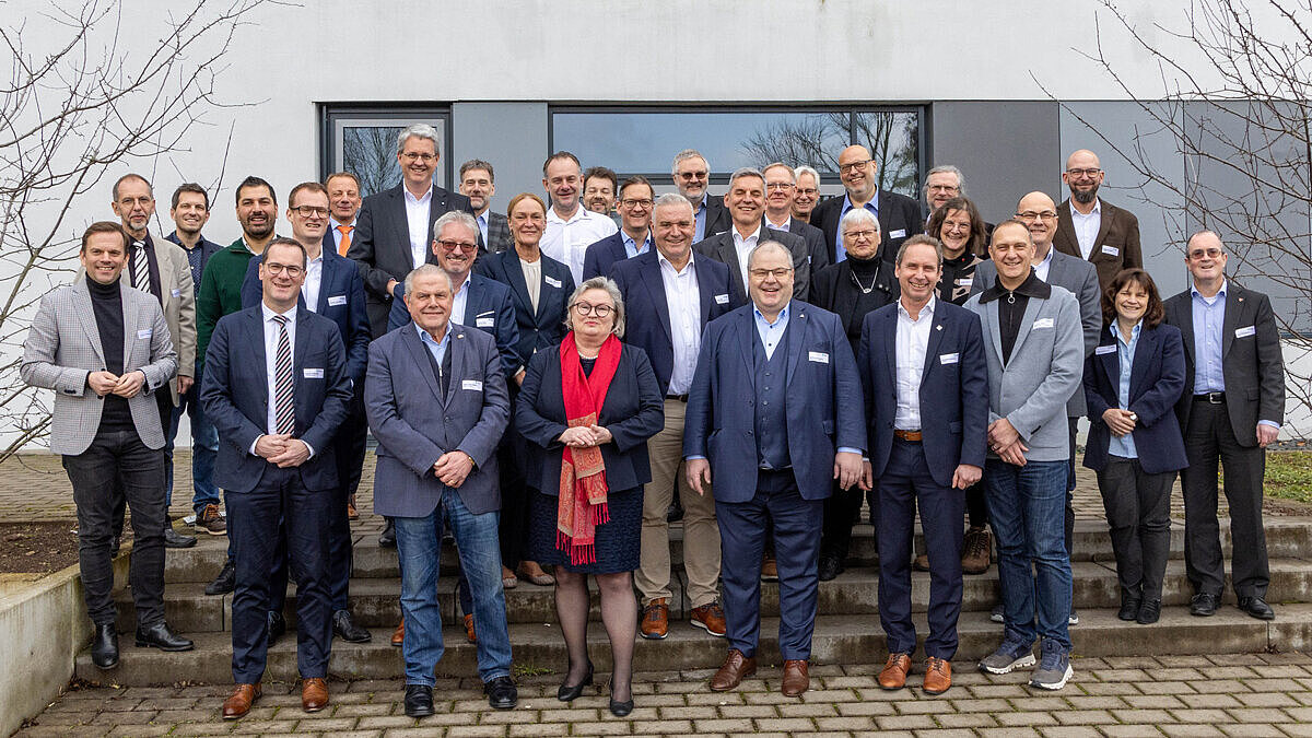 250214_HSRM_AZARE_ExtBeirat HSRM-Präsidentin Prof. Dr. Eva Waller und Vizepräsident Prof. Dr. Andreas Brensing mit Wissenschaftler:innen und Beiratsmitgliedern des Forschungszentrums AZARE.