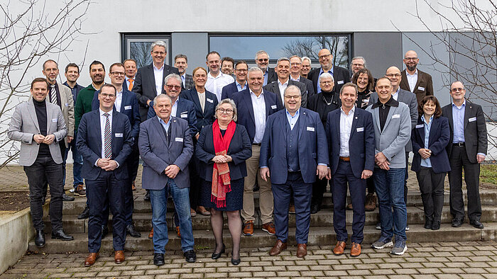 HSRM-Präsidentin Prof. Dr. Eva Waller und Vizepräsident Prof. Dr. Andreas Brensing mit Wissenschaftler:innen und Beiratsmitgliedern des Forschungszentrums AZARE.