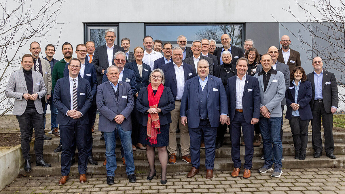 HSRM-Präsidentin Prof. Dr. Eva Waller und Vizepräsident Prof. Dr. Andreas Brensing mit Wissenschaftler:innen und Beiratsmitgliedern des Forschungszentrums AZARE.