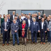 HSRM-Präsidentin Prof. Dr. Eva Waller und Vizepräsident Prof. Dr. Andreas Brensing mit Wissenschaftler:innen und Beiratsmitgliedern des Forschungszentrums AZARE.