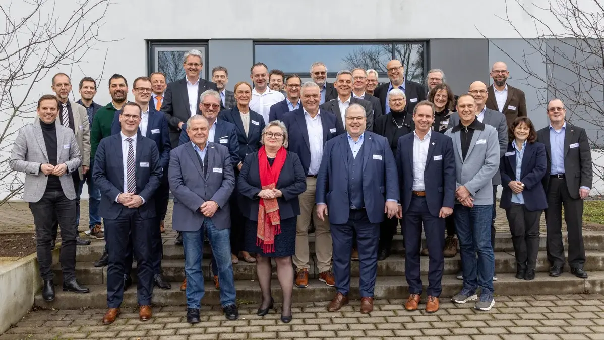 HSRM-Präsidentin Prof. Dr. Eva Waller und Vizepräsident Prof. Dr. Andreas Brensing mit Wissenschaftler:innen und Beiratsmitgliedern des Forschungszentrums AZARE.