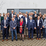 HSRM-Präsidentin Prof. Dr. Eva Waller und Vizepräsident Prof. Dr. Andreas Brensing mit Wissenschaftler:innen und Beiratsmitgliedern des Forschungszentrums AZARE.