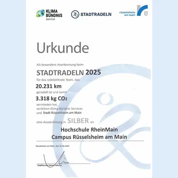 Urkunde für das radaktivste Team beim STADTRADELN 2025. Auszeichnung in Silber für die Hochschule RheinMain, Campus Rüsselsheim am Main, für das Radeln von 20.231 km und die Vermeidung von 3.318 kg CO2.