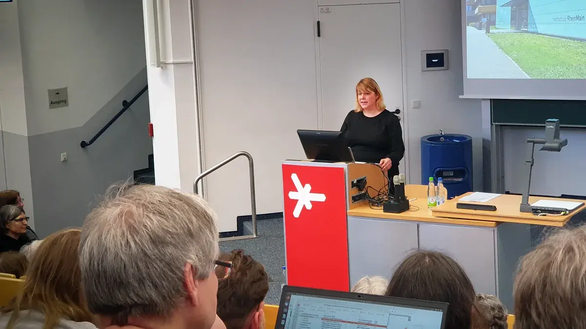 Prof. Dr. Kathrin Witek, Prodekanin des Fachbereichs Sozialwesen, begrüßt die Teilnehmenden