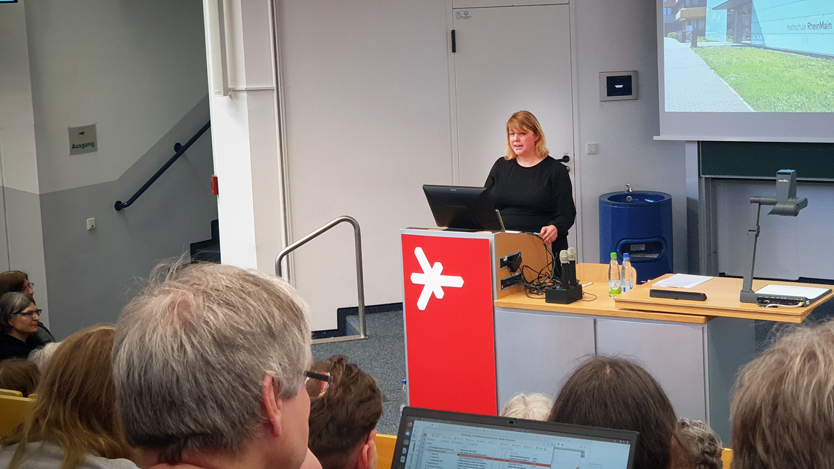 Prof. Dr. Kathrin Witek, Prodekanin des Fachbereichs Sozialwesen, begrüßt die Teilnehmenden