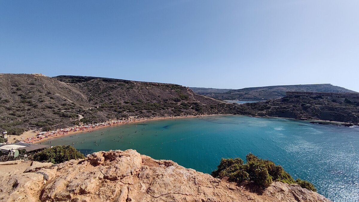 Eva Lützer Blick auf eine Bucht mit türkisem Wasser