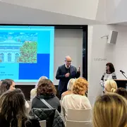 Prof. Dr. Rainer Wedde begrüßt die Teilnehmenden zu den Vorträgen der ukrainischen Professorinnen 