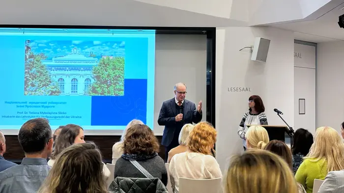 Prof. Dr. Rainer Wedde begrüßt die Teilnehmenden zu den Vorträgen der ukrainischen Professorinnen 