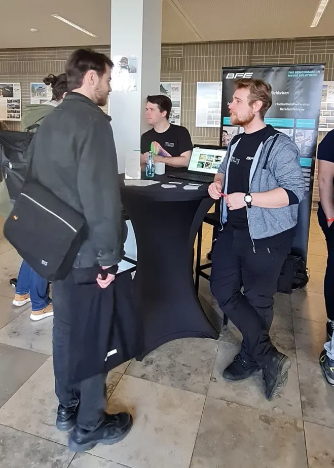 Gespräche am Stand von BFE Studio und Medien Systeme GmbH