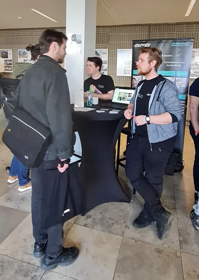 Gespräche am Stand von BFE Studio und Medien Systeme GmbH