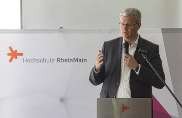 Patrick Burghardt, Oberbürgermeister der Stadt Rüsselsheim, würdigt das 60-jährige Jubiläum der Ingenieurwissenschaften in Rüsselsheim.