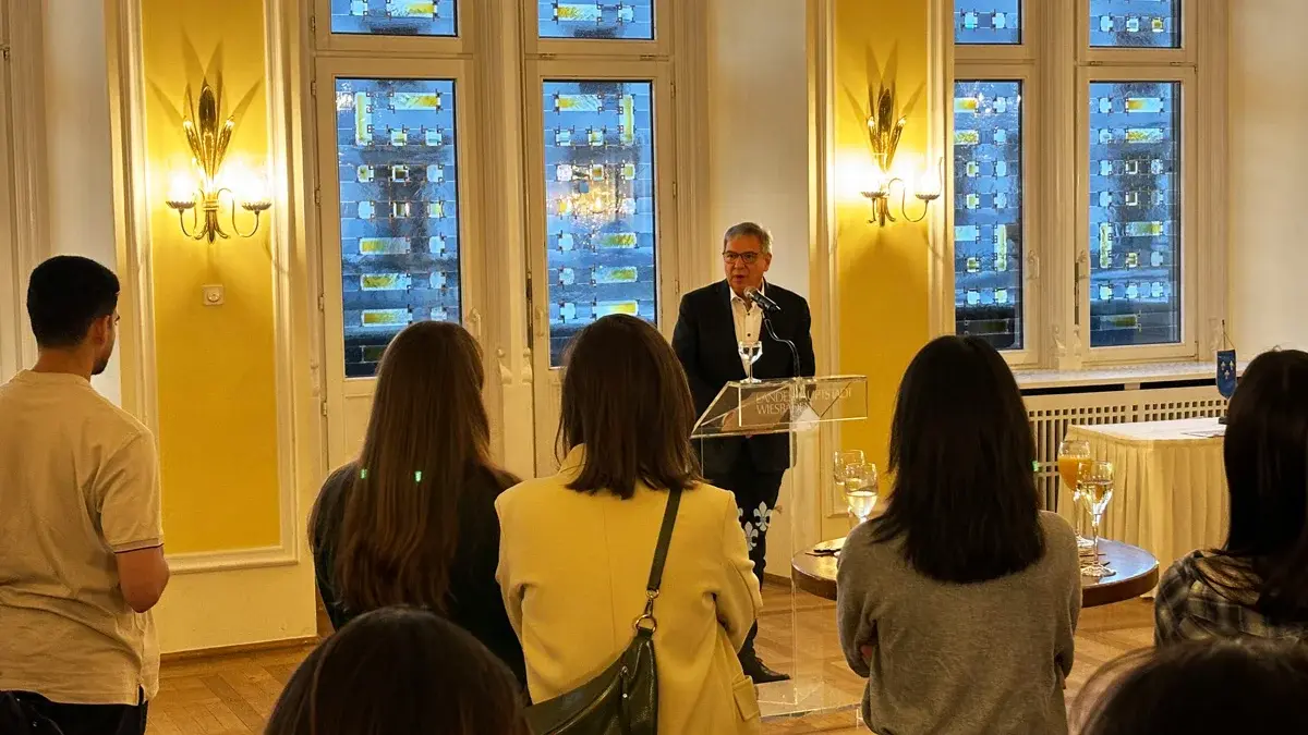 Oberbürgermeister Gert-Uwe Mende begrüßt die Studierenden in Wiesbaden. 