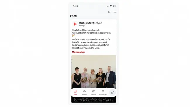 Das Bild zeigt einen mobilen Bildschirm mit einem Feed von der Hochschule RheinMain. Es gibt einen Glückwunsch an die Absolventen im Bereich Sozialwesen. Unter dem Text sind fünf Personen abgebildet, die lächeln und Blumen halten, die eine Feierlichkeit zur Abschlussvergabe symbolisieren.