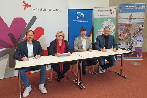 v. l.: Benjamin Schenck (Generalsekretär adh), Prof. Dr. Eva Waller (Präsidentin der Hochschule RheinMain), Michael Fuchs (Leiter des Olympiastützpunkts Rheinland-Pfalz/Saarland) und Markus Kremin (Leiter des Olympiastützpunkts Hessen.