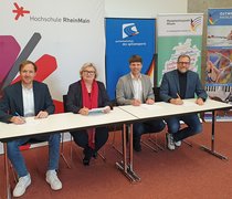 v. l.: Benjamin Schenck (Generalsekretär adh), Prof. Dr. Eva Waller (Präsidentin der Hochschule RheinMain), Michael Fuchs (Leiter des Olympiastützpunkts Rheinland-Pfalz/Saarland) und Markus Kremin (Leiter des Olympiastützpunkts Hessen.