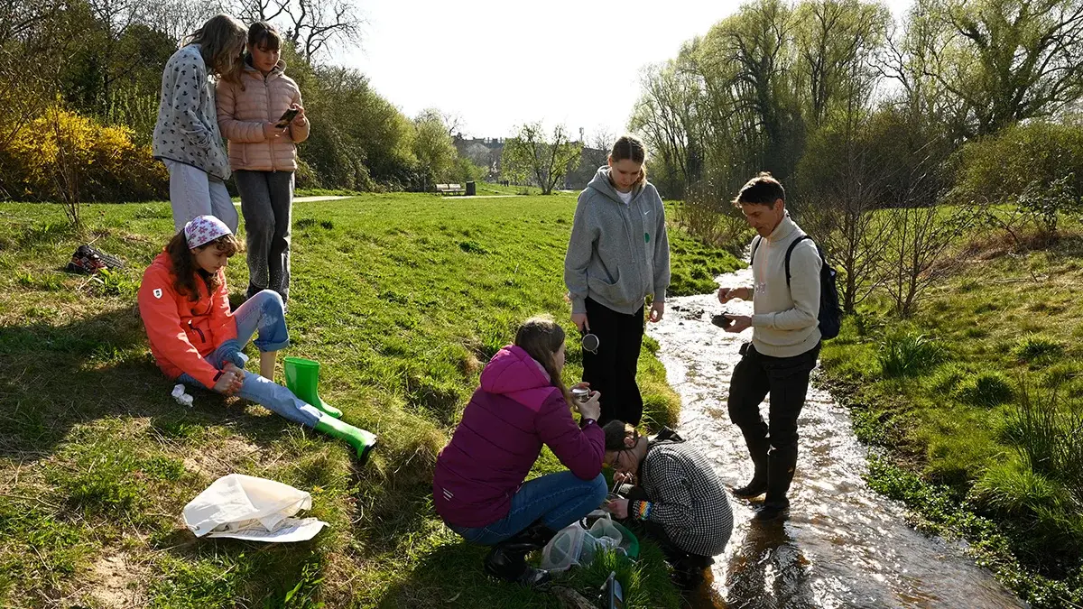 Teilnehmerinnen am Girls’Day 2025 arbeiten am Bach des Welritztals.