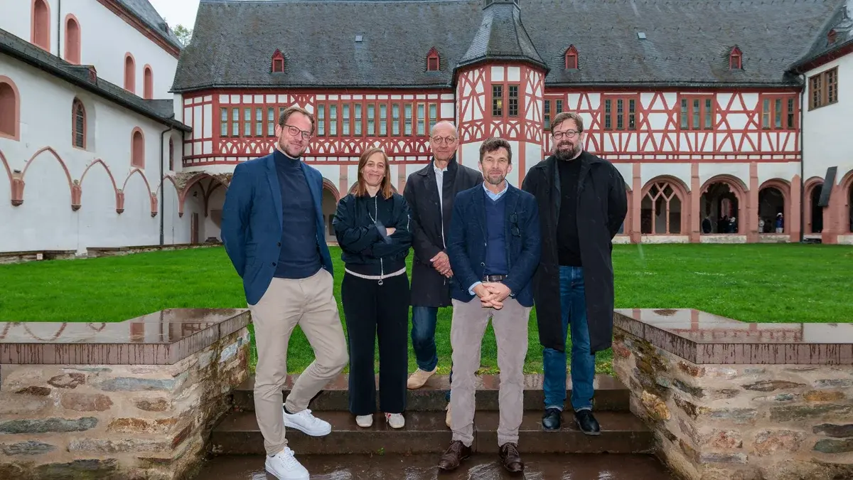 Sebastian Macho, Prof. Christina Jagsch, Prof. Dr. Robert Kanz, Prof. Andreas Fuchs und Prof. Daniel Seiberts im Kreuzgang des Kloster Eberbach. 