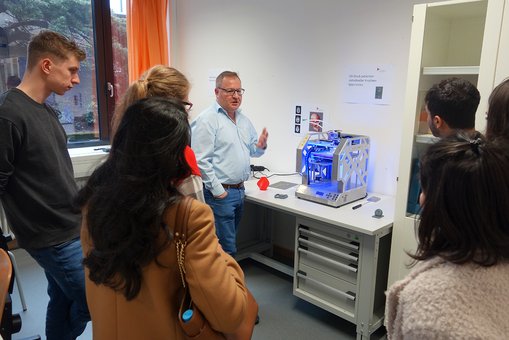 Im Medizintechnik-Labor erklärt Prof. Dr. Bernd Schweizer den Interessierten die verschiedenen Anwendungsmöglichkeiten des 3D-Drucks. 