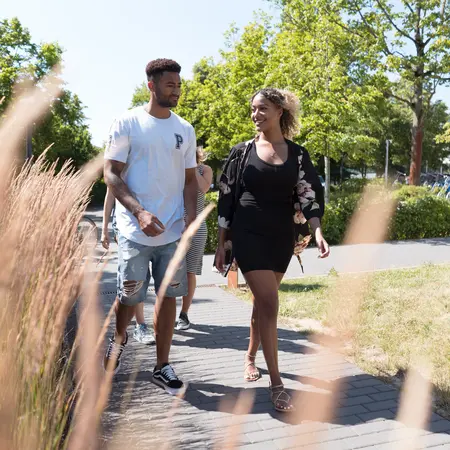 Zwei junge Menschen gehen ihren Weg