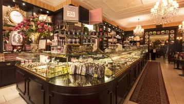 Auslage mit Pralinen im Café Maldaner