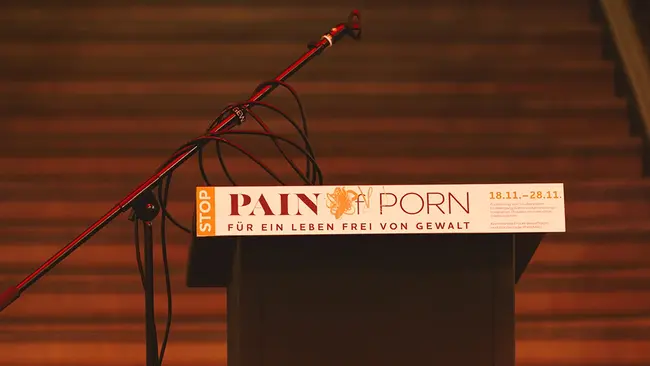 Ein Redepult bei der Vernissage von Stop Pain of Porn