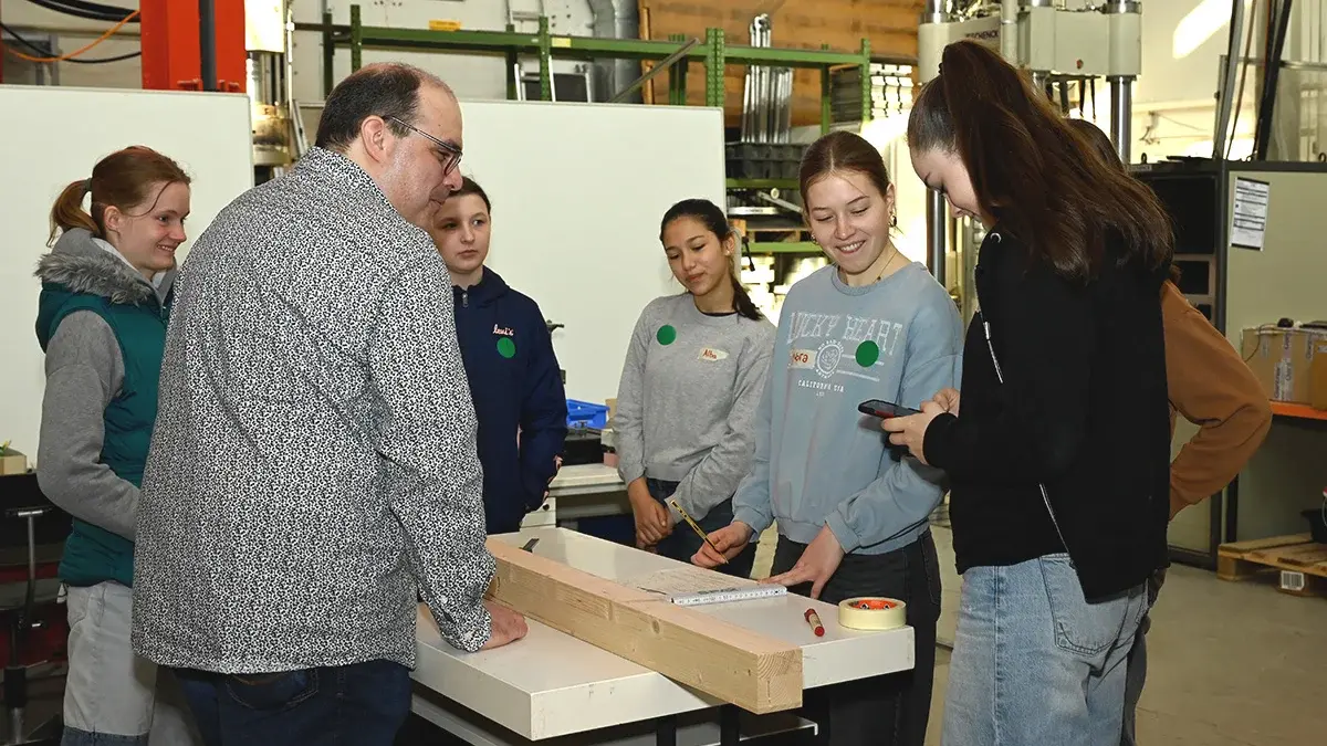 Teilnehmerinnen am Girls’Day 2025 im Holzbaulabor der Hochschule RheinMain