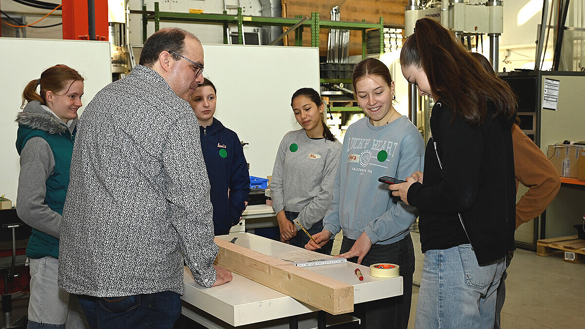 Teilnehmerinnen am Girls’Day 2025 im Holzbaulabor der Hochschule RheinMain